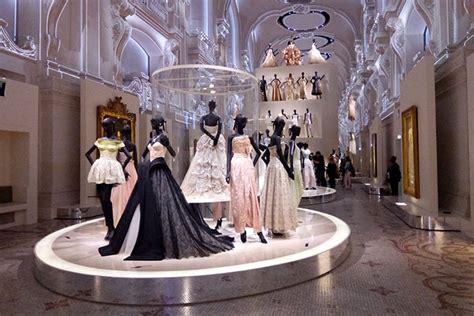 Christian Dior V Múzeu Dekoratívnych Umení Francúzsky Inštitút Na