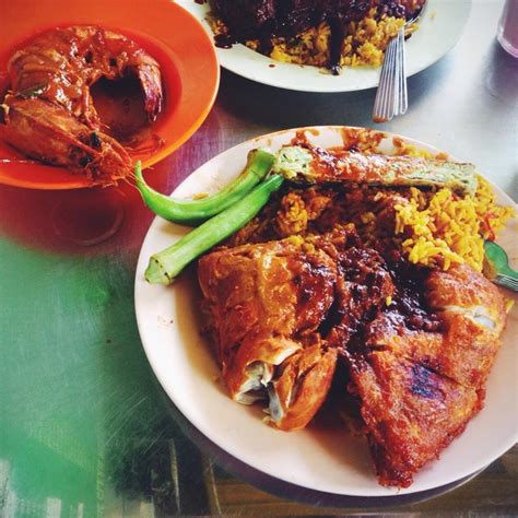 Nasi kandar, widely known as one of malaysians' favourite dish is mildly flavoured rice that is accompanied by different varieties of dishes with meat and vegetables cooked in curry. 5 Restoran Nasi Kandar Terbaik di Pulau Pinang - Saji.my