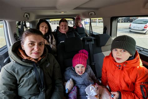 Guerre En Ukraine Femmes Ados Enfants Qui Sont Les Douze Réfugiés