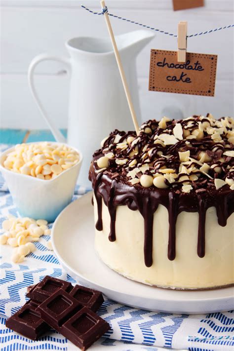 Añadir el azúcar y batir con varillas hasta que estén blanquecinas y espumosas. Tarta de chocolate negro y blanco con crema de pistacho ...