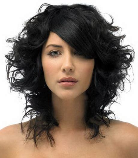 Corti, medi o lunghi sono un taglio da scoprire. Foto tagli capelli ricci scalati