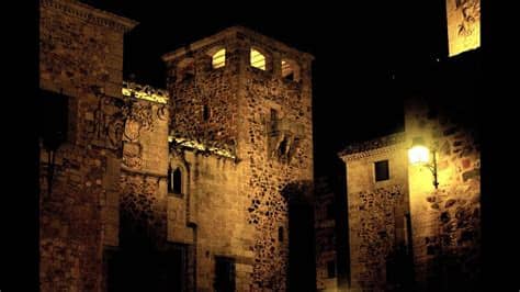 Calle barrionuevo bajo, 49, 10190 casar de cáceres, cáceres, hispaania. Fotos de: Cáceres - vistas de la ciudad de noche - YouTube