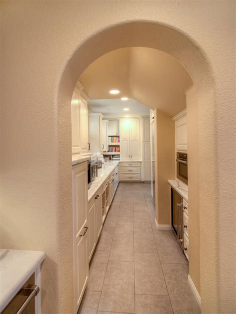 Ho sostenuto un colloquio presso lars remodeling & design (san diego, ca) a set 2020. Arched Doorway in Kitchen | HGTV