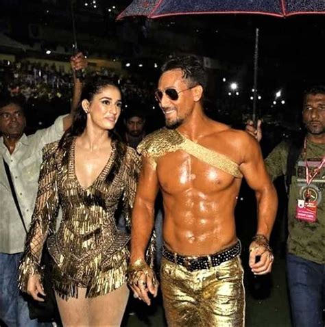 Video Tiger Shroff Disha Patani Glitter In Gold As They Perform At My
