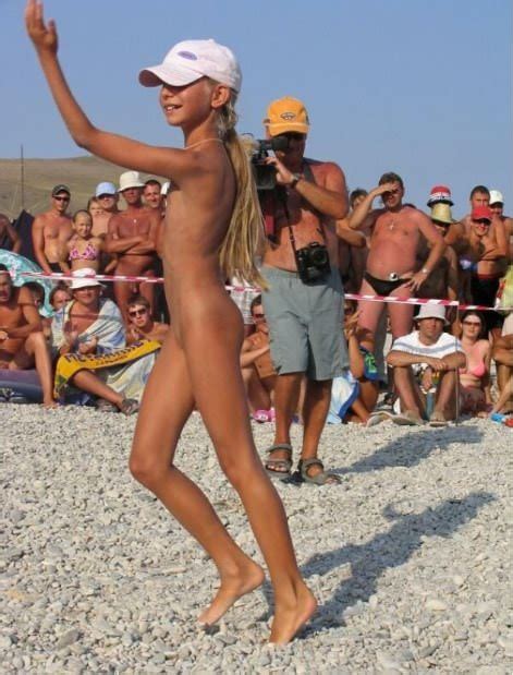 Nudism photo family nudism Purenudism ヌーディズムの写真家族のヌーディズム裸の大人や若いヌーディスト Страница