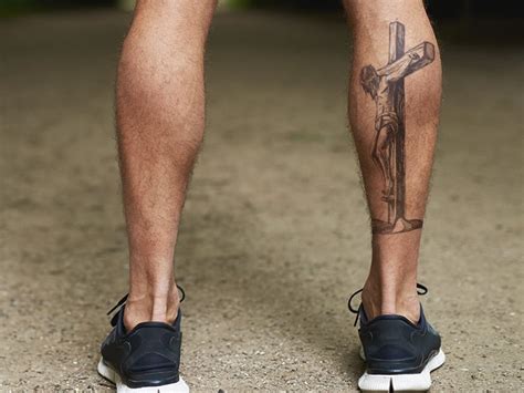 Feb 01, 2021 · a small cross tattoo, whether it's located on the wrist, arm, or foot, will make a lasting impact, so don't shy away from the idea. 5 Jesus Tattoo Designs For Men | Popular Christian Tattoos ...