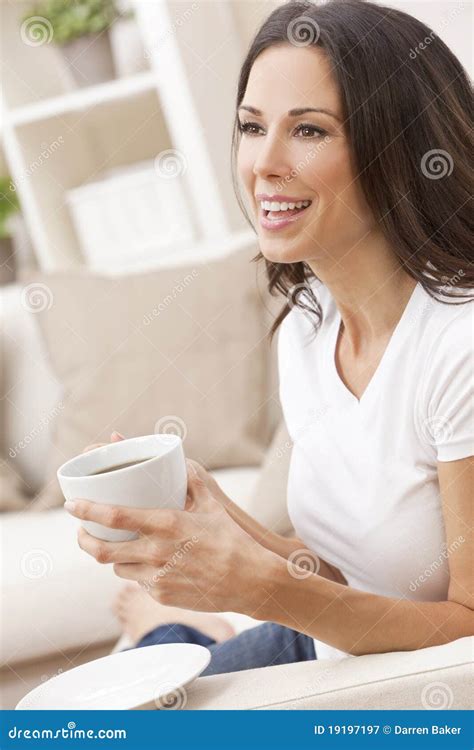 Kawa Target1290 Szczęśliwej Siedzącej Kanapy Herbaty Kobiety Obraz Stock Obraz Złożonej Z