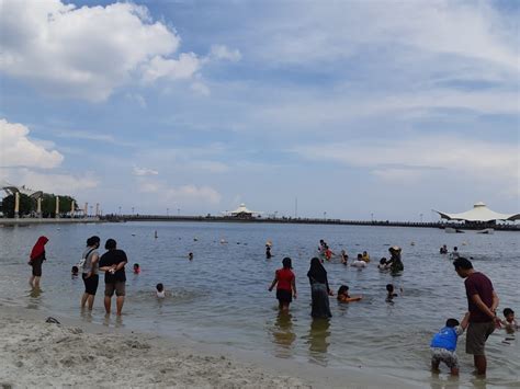Taman kota raja ini berada tepat di samping jembatan tenggarong. pengunjung menikmati rekreasi di pantai Taman Impian Jaya Ancol dalam Liburan Panjang yang ...
