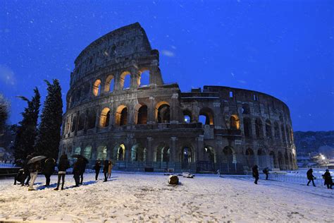 De gemeenteraad maakt zich er een mooi nieuw gebouw, maar gelijk een ruimtetekort. Rome bedekt onder een betoverende laag sneeuw