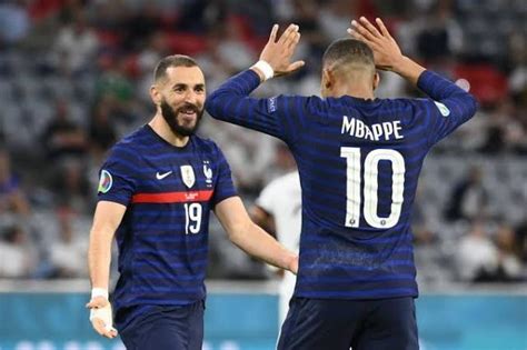 نجما ريال مدريد والمنتخب الفرنسي كريم بنزيما وزيدان. يورو 2020.. بنزيما ومبابي يقودان هجوم فرنسا أمام المجر ...