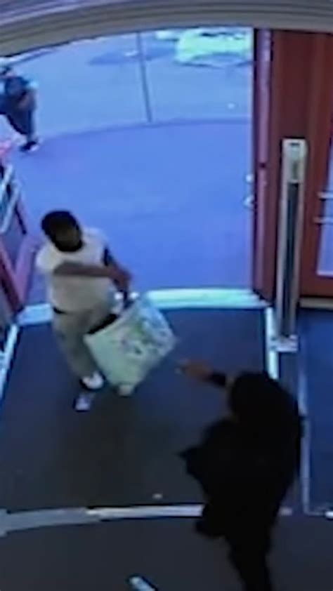 Video Video Shows Walgreens Security Guard Fatally Shooting Alleged Shoplifter Abc News