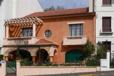 Würd ja zu gern mal wissen wer sich ausgedacht hat dieses haus in der farbe zu streichen. Haus in Orange