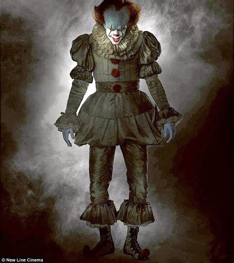 Bill Skarsg Rd Plays The Creepy Clown In Stephen King S It Daily Mail Online