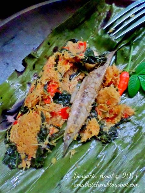 Rebus daun singkong dan daun pepaya di dalam air mendidih yang sudah diberi 3. Amal's Kitchen : Simple & Easy Recipes: Pepes Ikan Pindang Kelapa Daun Singkong | Masakan ...