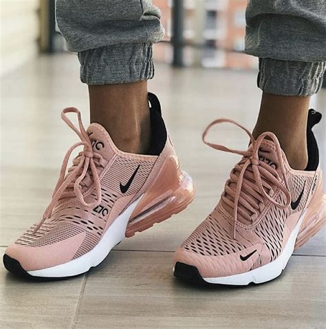 Pin By Belladona 🥀 On Moda Pink Nike Shoes Nike Shoes Women Cute