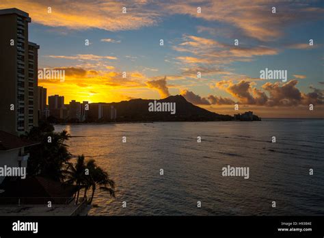 Sunrise Diamond Head Waikiki Beach Oahu Hawaii Stock Photo Alamy