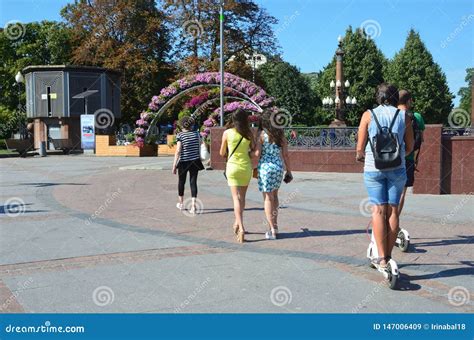 Moscow Russia August 11 2018 People Walking On Trubnaya Square In