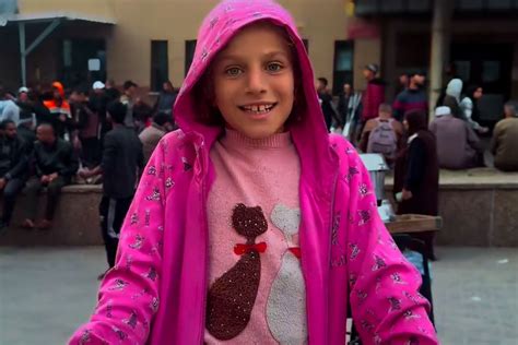 10 Year Old Girl Sells Chocolate And Spreads Joy Around Nasser Complex In Gaza Middle East Monitor
