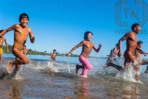 Crianças dos índios Kalapalos correndo em lagoa na Aldeia Aiha no