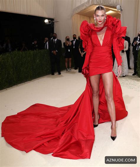 Karlie Kloss Sexy Shows Off Her Cleavage In A Red Dress At The Met