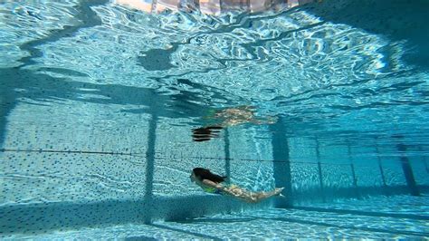 N Ncovmeiryo Underwater Swimming Alone In The Pool Youtube