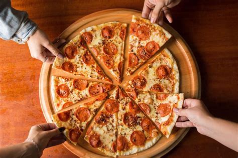No brasil, o dia da pizza é comemorado em 10 de julho deste 1985. Dia da Pizza: Pizzarias que você tem que conhecer