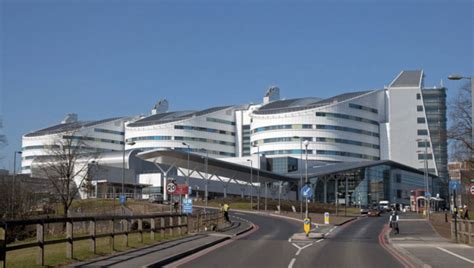 Conservative in dress, she is well known for her solid colour… … Queen Elizabeth Hospital Birmingham. Fotografía de los ...