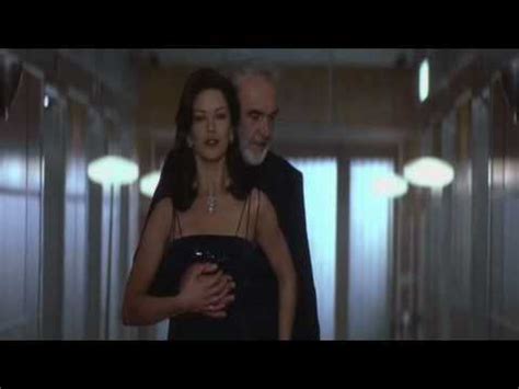 Chociaż urodziła się w robotniczej rodzinie. Catherine Zeta Jones - Entrapment Hot Scene - YouTube