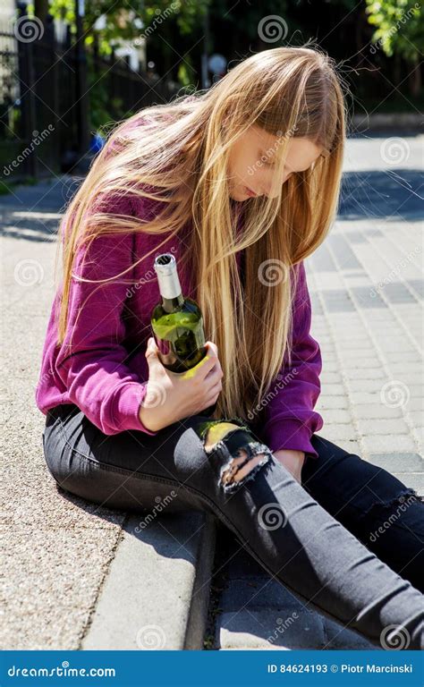 Jeune Femme Ivre Avec La Bouteille D Alcool Image Stock Image Du Ivre
