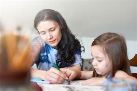 La Mamá Artista Le Enseña A Su Pequeña Hija A Dibujar La Madre Prepara