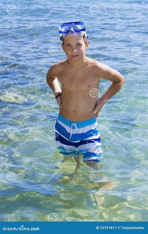 Nette Jungenschwimmen Im Wasser Stockbild Bild Von Aktivität Porträt