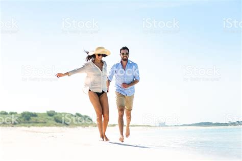 Happiness Couple At The Seaside Pareja En La Playa Parejas Playa