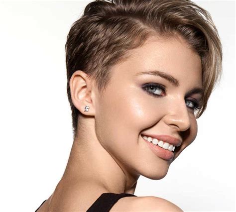 Nella prossima stagione, i tagli di capelli lunghi fino alle spalle sono di moda come mai prima d'ora, in cui stilisti e parrucchieri hanno introdotto una nuova nota di negligenza. Tagli Di Capelli Corti Fino Alle Spalle - Tagli Capelli