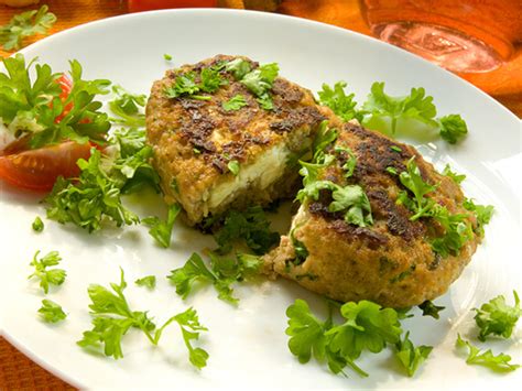 Bifteki Hackfleisch mit Schafskäse gefüllt Rezept
