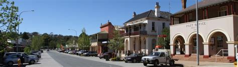Molong molong is located on the mitchell highway about 300 kilometres west of sydney and about 30 kilometres from the city of orange. Molong, NSW - Aussie Towns