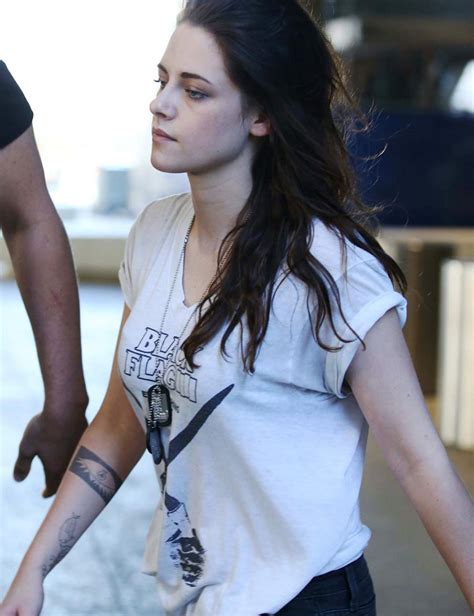 Kristen stewart shows off the new tattoo on her arm while stepping out of her family home on friday (november 29) in los angeles. 1381143596-kristen-stewart-s-new-tattoo.jpg (1077×1400) by ...