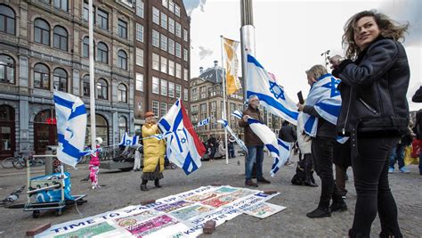 I am sorry gentlemen, but i have to answer to hundreds of thousands who are anxious for the success of zionism. Conflict Israël-Palestina leeft voort op de Dam | Het Parool