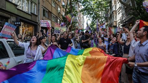 Istanbul Hunderte Demonstrieren Bei Pride Parade In Istanbul