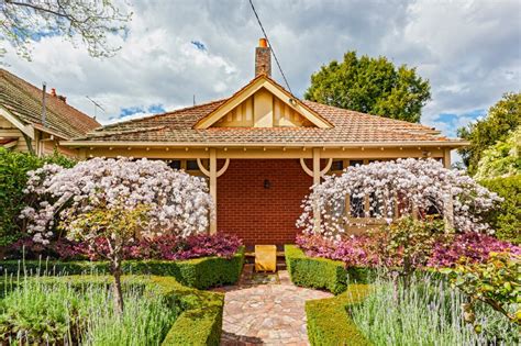 4 Real Estate Photography Tips For Maximizing Curb Appeal