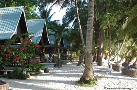 Same beach with perhentian island resort (teluk pauh beach) the best beach on perhentian besar, white sandy beach and a good patch of coral garden right in front of the resort. PULAU PERHENTIAN BESAR - Il Coral View Island Resort è ...