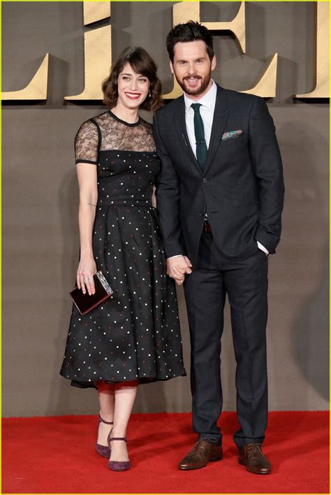 Lizzy Caplan And Tom Riley Are Married See A Wedding Photo Photo