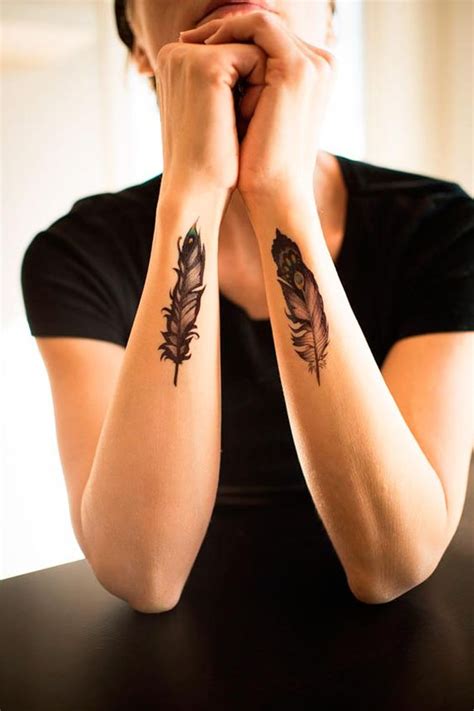 15 idées magnifiques de tatouage plume pour femme Pensées de Ronde