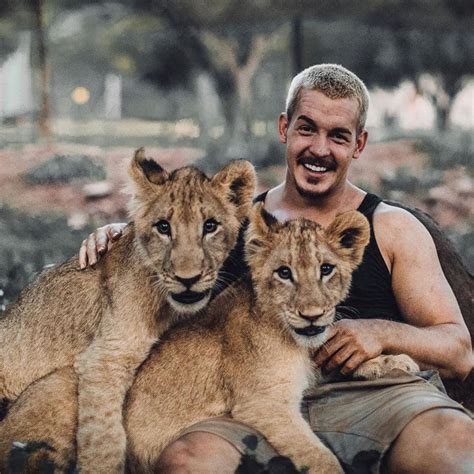 What happens if you leaveeverything behind to chase your dream? Ένας Σουηδός κατάφερε να γίνει ο "βασιλιάς των λιονταριών ...