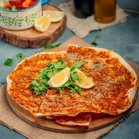 Lahmacun Gerollte T Rkische Pizza Mit Salat D Ner Am Markt