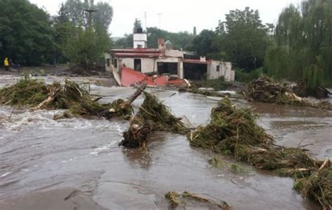La policía bloqueó la ruta 36 a la altura de la localidad de las bajadas a casusa del fuerte temporal que terminó. Inundaciones en Córdoba: los daños trepan a $2.000 ...