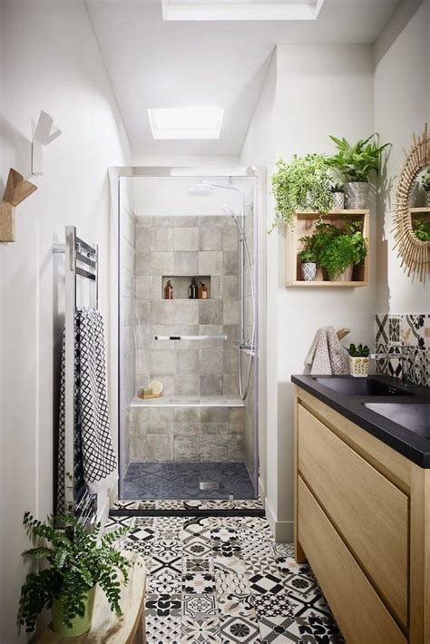 Des conseils pratiques pour vous aider à aménager et décorer votre salle de bain. Les portes de douche | Idée salle de bain, Remodelage de ...