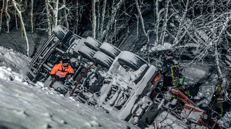 Thord paulsen och hans kollegor måste kämpa mot snö och iskalla vindar när de undsätter bilar och lastbilar på norges hala fjällvägar. Ice Road Rescue - National Geographic for everyone in ...