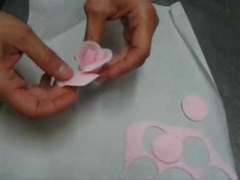 Quando si inizia a pasticciare con la pasta di zucchero, la rosa è il primo fiore che si impara a realizzare perché è un fiore stupendo, semplice e d'effetto. Come si fanno i fiori con la pasta di zucchero - Caffè ...