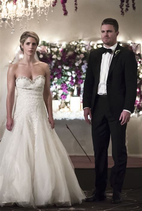 Arrow 4x16 Oliver And Felicity Hq Strapless Wedding Dress Wedding Dresses Oliver And Felicity