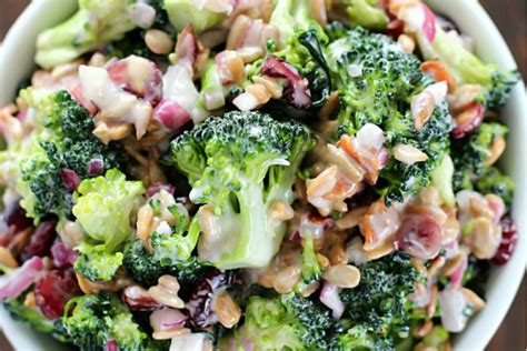 Con un cuchillo pelamos el tronco de los broccoli y, lo que queda lo cortamos en. Receta de Cremosa y deliciosa ensalada de brócoli con ...